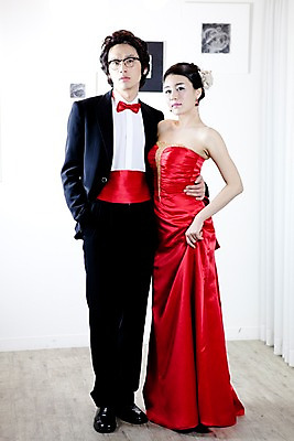 포토 JPG 전신 커플 드레스 옷 원피스 여자 기념일 남자 신부 포즈 신랑 결혼 나비넥타이 실내 서기 사람 동양인 정장 턱시도 손짓 이벤트 20대 성인 두명 앞모습 한국인 여성복 남성복 이브닝드레스 신사복 청년만 성인만 국내포토 뷰포인트 관계 모션 넥타이 인종 청년 내부 파일형식