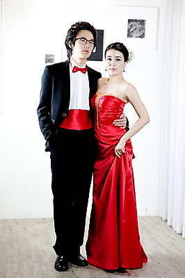 포토 JPG 전신 커플 드레스 옷 원피스 여자 기념일 남자 신부 포즈 신랑 결혼 나비넥타이 실내 서기 사람 동양인 정장 턱시도 손짓 이벤트 20대 성인 두명 앞모습 한국인 여성복 남성복 이브닝드레스 신사복 청년만 성인만 국내포토 뷰포인트 관계 모션 넥타이 인종 청년 내부 파일형식