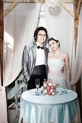 포토 JPG 식물 커플 드레스 옷 원피스 여자 기념일 남자 꽃 신부 부케 포즈 신랑 결혼 탁자 잔 실내 서기 미소 웃음 사람 동양인 정장 턱시도 손짓 이벤트 상반신 20대 성인 두명 앞모습 컵 한국인 커튼 여성복 남성복 이브닝드레스 신사복 청년만 성인만 국내포토 식기 뷰포인트 꽃다발 가구 관계 모션 표정 인종 청년 내부 파일형식