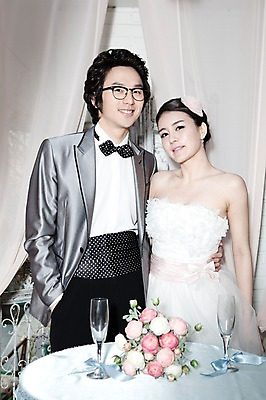 포토 JPG 식물 커플 드레스 옷 원피스 여자 기념일 남자 꽃 신부 부케 포즈 신랑 결혼 탁자 잔 실내 서기 미소 웃음 사람 동양인 정장 턱시도 손짓 이벤트 상반신 20대 성인 두명 앞모습 컵 한국인 커튼 여성복 남성복 이브닝드레스 신사복 청년만 성인만 국내포토 식기 뷰포인트 꽃다발 가구 관계 모션 표정 인종 청년 내부 파일형식