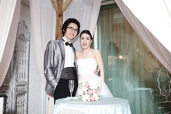 포토 JPG 식물 커플 드레스 옷 원피스 여자 기념일 남자 꽃 신부 부케 포즈 신랑 결혼 창문 탁자 잔 실내 서기 미소 웃음 사람 동양인 정장 턱시도 손짓 이벤트 상반신 20대 성인 두명 앞모습 컵 한국인 커튼 여성복 남성복 이브닝드레스 신사복 청년만 성인만 국내포토 식기 뷰포인트 꽃다발 가구 관계 모션 표정 인종 청년 내부 파일형식