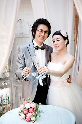 포토 JPG 식물 커플 드레스 옷 원피스 여자 기념일 남자 꽃 신부 부케 포즈 신랑 결혼 탁자 잔 실내 서기 미소 웃음 사람 동양인 정장 턱시도 손짓 이벤트 상반신 20대 성인 두명 앞모습 컵 한국인 커튼 여성복 남성복 건배 이브닝드레스 신사복 청년만 성인만 국내포토 식기 뷰포인트 꽃다발 가구 관계 모션 표정 인종 청년 내부 파일형식