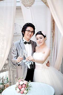 포토 JPG 식물 커플 드레스 옷 원피스 여자 기념일 남자 꽃 신부 부케 포즈 신랑 결혼 탁자 잔 실내 서기 미소 웃음 사람 동양인 정장 턱시도 손짓 이벤트 상반신 20대 성인 두명 앞모습 컵 한국인 커튼 여성복 남성복 건배 이브닝드레스 신사복 청년만 성인만 국내포토 식기 뷰포인트 꽃다발 가구 관계 모션 표정 인종 청년 내부 파일형식