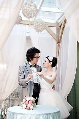 포토 JPG 식물 커플 드레스 옷 원피스 여자 기념일 남자 꽃 신부 부케 포즈 신랑 결혼 탁자 잔 실내 서기 미소 웃음 사람 동양인 정장 턱시도 손짓 이벤트 상반신 20대 성인 두명 옆모습 컵 마주보기 한국인 커튼 여성복 남성복 건배 이브닝드레스 신사복 청년만 성인만 국내포토 식기 뷰포인트 꽃다발 가구 관계 모션 표정 인종 청년 내부 파일형식