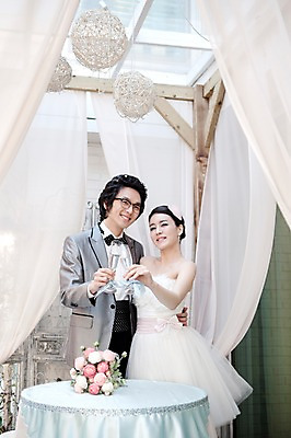 포토 JPG 식물 커플 드레스 옷 원피스 여자 기념일 남자 꽃 신부 부케 포즈 신랑 결혼 탁자 잔 실내 서기 미소 웃음 사람 동양인 정장 턱시도 손짓 이벤트 상반신 20대 성인 두명 앞모습 컵 한국인 커튼 여성복 남성복 미니드레스 건배 이브닝드레스 신사복 청년만 성인만 국내포토 식기 뷰포인트 꽃다발 가구 관계 모션 표정 인종 청년 내부 파일형식