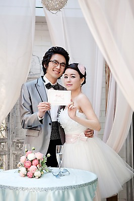 포토 JPG 식물 커플 드레스 옷 원피스 여자 기념일 남자 꽃 신부 부케 포즈 신랑 결혼 탁자 잔 실내 서기 미소 웃음 사람 동양인 정장 턱시도 손짓 이벤트 상반신 20대 성인 두명 앞모습 컵 한국인 커튼 여성복 남성복 미니드레스 청첩장 초대장 이브닝드레스 신사복 청년만 성인만 국내포토 식기 뷰포인트 꽃다발 가구 관계 모션 카드_감사 표정 인종 청년 내부 파일형식