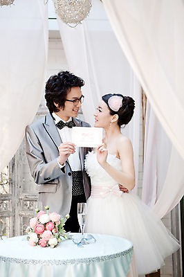 포토 JPG 식물 커플 드레스 옷 원피스 여자 기념일 남자 꽃 신부 부케 포즈 신랑 결혼 탁자 잔 실내 서기 미소 웃음 사람 동양인 정장 턱시도 손짓 이벤트 상반신 20대 성인 두명 옆모습 컵 한국인 커튼 여성복 남성복 미니드레스 청첩장 초대장 이브닝드레스 신사복 청년만 성인만 국내포토 식기 뷰포인트 꽃다발 가구 관계 모션 카드_감사 표정 인종 청년 내부 파일형식