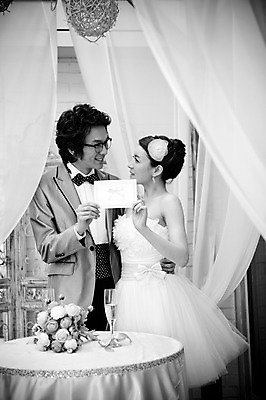 포토 JPG 식물 커플 드레스 옷 원피스 여자 기념일 남자 꽃 신부 부케 웨딩드레스 포즈 신랑 결혼 탁자 잔 흑백 실내 서기 미소 웃음 사람 동양인 정장 턱시도 손짓 이벤트 상반신 20대 성인 두명 옆모습 컵 마주보기 한국인 커튼 여성복 남성복 미니드레스 청첩장 초대장 이브닝드레스 신사복 청년만 성인만 국내포토 식기 뷰포인트 꽃다발 가구 관계 모션 카드_감사 촬영기법 표정 인종 청년 내부 파일형식