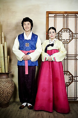 포토 JPG 전신 한국전통 부부 커플 옷 여자 남자 신부 포즈 신랑 결혼 실내 서기 미소 웃음 사람 동양인 손짓 20대 성인 두명 앞모습 문 한국인 인사 항아리 전통의상 한복 대나무 청년만 성인만 국내포토 나무 전통 뷰포인트 관계 모션 한국 표정 인종 이벤트 청년 내부 예절 도자기 파일형식