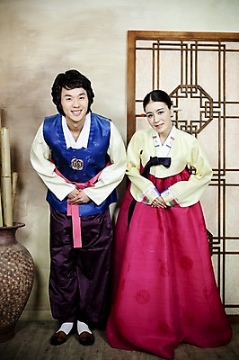 포토 JPG 전신 한국전통 부부 커플 옷 여자 남자 신부 포즈 신랑 결혼 실내 서기 미소 웃음 사람 동양인 손짓 20대 성인 두명 앞모습 문 한국인 인사 항아리 전통의상 한복 대나무 청년만 성인만 국내포토 나무 전통 뷰포인트 관계 모션 한국 표정 인종 이벤트 청년 내부 예절 도자기 파일형식