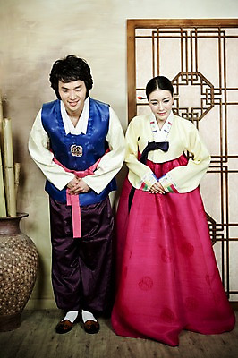 포토 JPG 전신 한국전통 부부 커플 옷 여자 남자 신부 포즈 신랑 결혼 실내 서기 미소 웃음 사람 동양인 손짓 20대 성인 두명 앞모습 문 한국인 인사 항아리 전통의상 한복 대나무 청년만 성인만 국내포토 나무 전통 뷰포인트 관계 모션 한국 표정 인종 이벤트 청년 내부 예절 도자기 파일형식