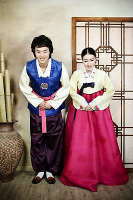 포토 JPG 전신 한국전통 부부 커플 옷 여자 남자 신부 포즈 신랑 결혼 실내 서기 사람 동양인 손짓 20대 성인 두명 앞모습 한국인 인사 전통의상 한복 청년만 성인만 국내포토 전통 뷰포인트 관계 모션 한국 인종 이벤트 청년 내부 예절 파일형식