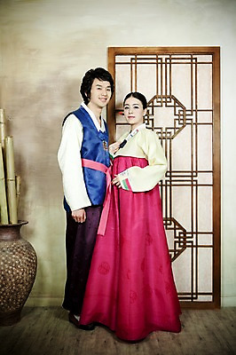 포토 JPG 전신 한국전통 부부 커플 옷 여자 남자 신부 포즈 신랑 결혼 실내 서기 미소 웃음 사람 동양인 손짓 20대 성인 두명 앞모습 문 한국인 항아리 전통의상 한복 대나무 청년만 성인만 국내포토 나무 전통 뷰포인트 관계 모션 한국 표정 인종 이벤트 청년 내부 도자기 파일형식