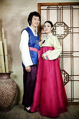 포토 JPG 전신 한국전통 부부 커플 옷 여자 남자 신부 포즈 신랑 결혼 실내 서기 미소 웃음 사람 동양인 손짓 20대 성인 두명 앞모습 문 한국인 항아리 전통의상 한복 대나무 청년만 성인만 국내포토 나무 전통 뷰포인트 관계 모션 한국 표정 인종 이벤트 청년 내부 도자기 파일형식