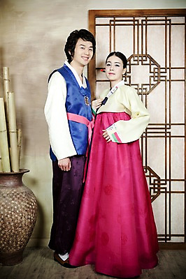 포토 JPG 전신 한국전통 부부 커플 옷 여자 남자 신부 포즈 신랑 결혼 실내 서기 미소 웃음 사람 동양인 손짓 20대 성인 두명 앞모습 문 한국인 항아리 전통의상 한복 대나무 청년만 성인만 국내포토 나무 전통 뷰포인트 관계 모션 한국 표정 인종 이벤트 청년 내부 도자기 파일형식