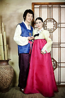 포토 JPG 전신 한국전통 부부 커플 옷 여자 남자 신부 포즈 신랑 결혼 실내 서기 미소 웃음 사람 동양인 손짓 20대 성인 두명 앞모습 문 한국인 항아리 전통의상 한복 대나무 청년만 성인만 국내포토 나무 전통 뷰포인트 관계 모션 한국 표정 인종 이벤트 청년 내부 도자기 파일형식