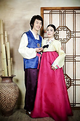 포토 JPG 전신 한국전통 부부 커플 옷 여자 남자 신부 포즈 신랑 결혼 실내 서기 미소 웃음 사람 동양인 손짓 20대 성인 두명 앞모습 문 한국인 항아리 전통의상 한복 대나무 청년만 성인만 국내포토 나무 전통 뷰포인트 관계 모션 한국 표정 인종 이벤트 청년 내부 도자기 파일형식