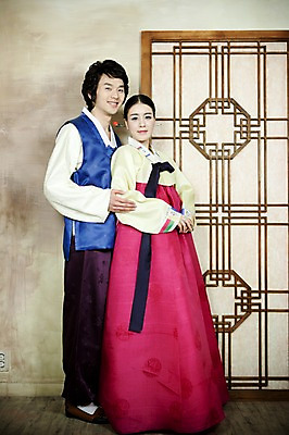 포토 JPG 전신 한국전통 부부 커플 옷 여자 남자 신부 포즈 신랑 결혼 실내 서기 미소 웃음 사람 동양인 손짓 20대 성인 두명 앞모습 문 한국인 전통의상 한복 청년만 성인만 국내포토 전통 뷰포인트 관계 모션 한국 표정 인종 이벤트 청년 내부 파일형식