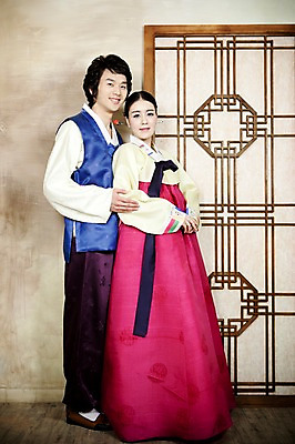 포토 JPG 전신 한국전통 부부 커플 옷 여자 남자 신부 포즈 신랑 결혼 실내 서기 미소 웃음 사람 동양인 손짓 20대 성인 두명 앞모습 문 한국인 전통의상 한복 청년만 성인만 국내포토 전통 뷰포인트 관계 모션 한국 표정 인종 이벤트 청년 내부 파일형식