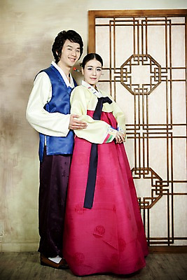 포토 JPG 전신 한국전통 부부 커플 옷 여자 남자 신부 포즈 신랑 결혼 실내 서기 미소 웃음 사람 동양인 손짓 20대 성인 두명 앞모습 문 한국인 전통의상 한복 청년만 성인만 국내포토 전통 뷰포인트 관계 모션 한국 표정 인종 이벤트 청년 내부 파일형식