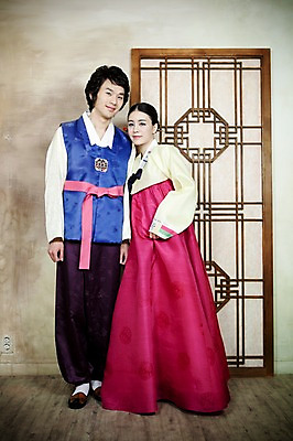 포토 JPG 전신 한국전통 부부 커플 옷 여자 남자 신부 포즈 신랑 결혼 실내 서기 사람 동양인 손짓 20대 성인 두명 앞모습 문 한국인 전통의상 한복 청년만 성인만 국내포토 전통 뷰포인트 관계 모션 한국 인종 이벤트 청년 내부 파일형식