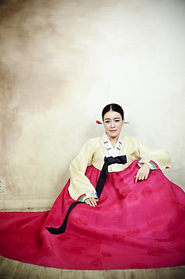 포토 JPG 전신 한국전통 옷 여자 신부 포즈 결혼 실내 한명 사람 앉기 동양인 손짓 20대 성인 앞모습 한국인 전통의상 한복 여자만 여자한명만 성인여자만 청년만 청년여자만 성인한명만 청년여자한명만 성인여자한명만 성인만 국내포토 1 전통 뷰포인트 모션 한국 인종 이벤트 청년 내부 파일형식