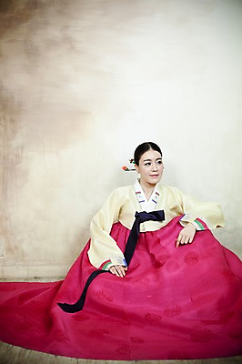 포토 JPG 전신 한국전통 옷 여자 신부 포즈 결혼 실내 한명 사람 앉기 동양인 손짓 20대 성인 앞모습 한국인 전통의상 한복 여자만 여자한명만 성인여자만 청년만 청년여자만 성인한명만 청년여자한명만 성인여자한명만 성인만 국내포토 1 전통 뷰포인트 모션 한국 인종 이벤트 청년 내부 파일형식