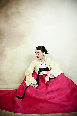 포토 JPG 전신 한국전통 옷 여자 신부 포즈 결혼 실내 한명 사람 앉기 동양인 손짓 20대 성인 옆모습 한국인 전통의상 한복 여자만 여자한명만 성인여자만 청년만 청년여자만 성인한명만 청년여자한명만 성인여자한명만 성인만 국내포토 1 전통 뷰포인트 모션 한국 인종 이벤트 청년 내부 파일형식