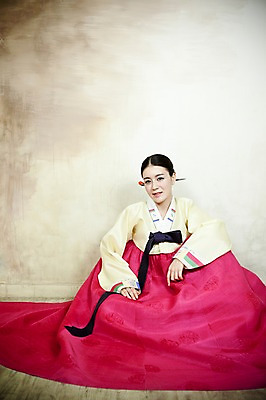 포토 JPG 전신 한국전통 옷 여자 신부 포즈 결혼 장신구 실내 한명 사람 앉기 동양인 손짓 20대 성인 앞모습 한국인 전통의상 한복 비녀 여자만 여자한명만 성인여자만 청년만 청년여자만 성인한명만 청년여자한명만 성인여자한명만 성인만 국내포토 1 전통 뷰포인트 모션 전통소품 한국 인종 이벤트 청년 내부 파일형식 헤어액세사리