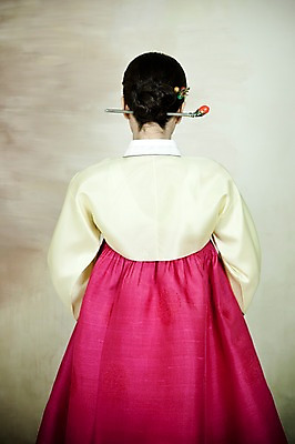 포토 JPG 한국전통 옷 여자 신부 포즈 결혼 장신구 실내 한명 사람 동양인 손짓 상반신 20대 성인 뒷모습 한국인 전통의상 한복 비녀 여자만 여자한명만 성인여자만 청년만 청년여자만 성인한명만 청년여자한명만 성인여자한명만 성인만 국내포토 1 전통 뷰포인트 모션 전통소품 한국 인종 이벤트 청년 내부 파일형식 헤어액세사리