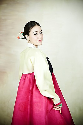 포토 JPG 한국전통 옷 여자 신부 포즈 결혼 장신구 실내 한명 사람 동양인 손짓 상반신 20대 성인 옆모습 한국인 전통의상 한복 비녀 여자만 여자한명만 성인여자만 청년만 청년여자만 성인한명만 청년여자한명만 성인여자한명만 성인만 국내포토 1 전통 뷰포인트 모션 전통소품 한국 인종 이벤트 청년 내부 파일형식 헤어액세사리