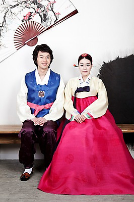 포토 JPG 전신 한국전통 부부 커플 옷 여자 남자 신부 포즈 신랑 결혼 실내 미소 웃음 사람 앉기 동양인 손짓 20대 성인 두명 앞모습 한국인 부채 전통의상 한복 청년만 성인만 국내포토 전통 뷰포인트 관계 모션 한국 표정 인종 이벤트 청년 내부 파일형식