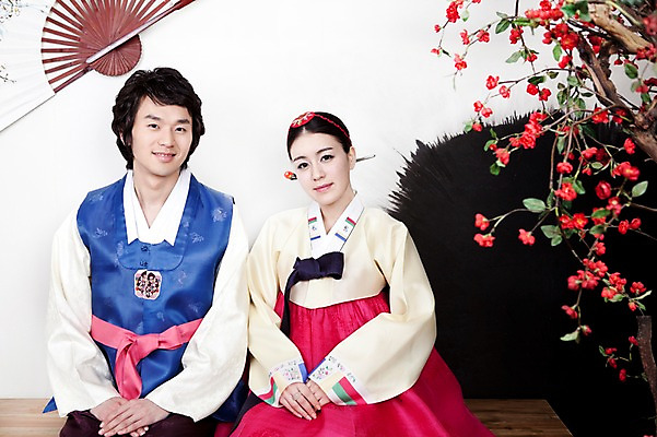 포토 JPG 식물 한국전통 부부 커플 옷 여자 남자 꽃 신부 줄기 포즈 신랑 결혼 실내 미소 웃음 사람 앉기 동양인 손짓 상반신 20대 성인 두명 앞모습 한국인 부채 전통의상 한복 청년만 성인만 국내포토 전통 뷰포인트 관계 모션 한국 표정 인종 이벤트 청년 내부 파일형식