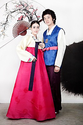 포토 JPG 전신 한국전통 부부 커플 옷 여자 남자 신부 포즈 신랑 결혼 실내 서기 사람 동양인 손짓 20대 성인 두명 앞모습 한국인 부채 전통의상 한복 청년만 성인만 국내포토 전통 뷰포인트 관계 모션 한국 인종 이벤트 청년 내부 파일형식