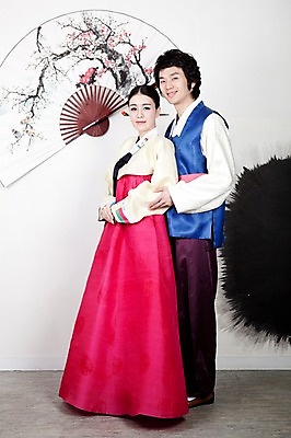 포토 JPG 전신 한국전통 부부 커플 옷 여자 남자 신부 포즈 신랑 결혼 실내 서기 미소 웃음 사람 동양인 손짓 20대 성인 두명 옆모습 한국인 부채 전통의상 한복 청년만 성인만 국내포토 전통 뷰포인트 관계 모션 한국 표정 인종 이벤트 청년 내부 파일형식