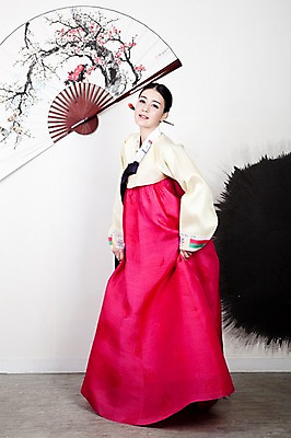 포토 JPG 전신 한국전통 옷 여자 신부 포즈 결혼 실내 한명 서기 미소 웃음 사람 동양인 손짓 20대 성인 옆모습 한국인 부채 전통의상 한복 여자만 여자한명만 성인여자만 청년만 청년여자만 성인한명만 청년여자한명만 성인여자한명만 성인만 국내포토 1 전통 뷰포인트 모션 한국 표정 인종 이벤트 청년 내부 파일형식