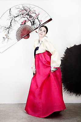 포토 JPG 전신 한국전통 옷 여자 신부 포즈 결혼 실내 한명 서기 사람 동양인 손짓 20대 성인 옆모습 한국인 부채 전통의상 한복 여자만 여자한명만 성인여자만 청년만 청년여자만 성인한명만 청년여자한명만 성인여자한명만 성인만 국내포토 1 전통 뷰포인트 모션 한국 인종 이벤트 청년 내부 파일형식