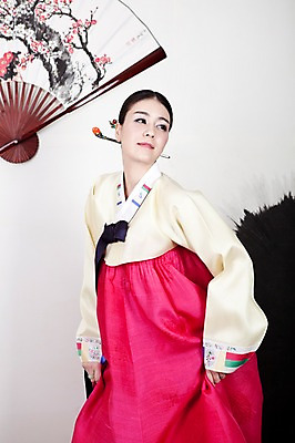 포토 JPG 한국전통 옷 여자 신부 포즈 결혼 실내 한명 서기 사람 동양인 손짓 상반신 20대 성인 옆모습 한국인 부채 전통의상 한복 여자만 여자한명만 성인여자만 청년만 청년여자만 성인한명만 청년여자한명만 성인여자한명만 성인만 국내포토 1 전통 뷰포인트 모션 한국 인종 이벤트 청년 내부 파일형식