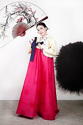 포토 JPG 전신 한국전통 옷 여자 신부 포즈 결혼 실내 한명 서기 사람 동양인 손짓 20대 성인 옆모습 한국인 부채 전통의상 한복 여자만 여자한명만 성인여자만 청년만 청년여자만 성인한명만 청년여자한명만 성인여자한명만 성인만 국내포토 1 전통 뷰포인트 모션 한국 인종 이벤트 청년 내부 파일형식