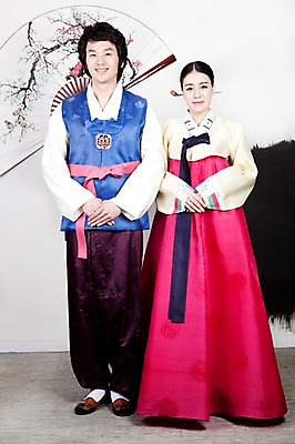 포토 JPG 전신 한국전통 부부 커플 옷 여자 남자 신부 포즈 신랑 결혼 실내 서기 미소 웃음 사람 동양인 손짓 20대 성인 두명 앞모습 한국인 인사 전통의상 한복 청년만 성인만 국내포토 전통 뷰포인트 관계 모션 한국 표정 인종 이벤트 청년 내부 예절 파일형식