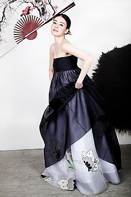 포토 JPG 전신 한국전통 옷 여자 신부 포즈 결혼 실내 한명 서기 사람 동양인 손짓 20대 성인 옆모습 한국인 부채 전통의상 한복 개량한복 여자만 여자한명만 성인여자만 청년만 청년여자만 성인한명만 청년여자한명만 성인여자한명만 성인만 국내포토 1 전통 뷰포인트 모션 한국 인종 이벤트 청년 내부 파일형식