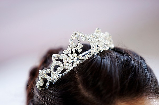 포토 JPG 여자 기념일 신부 웨딩드레스 포즈 결혼 장신구 왕관 실내 한명 사람 동양인 손짓 이벤트 20대 성인 옆모습 신체부위 머리카락 머리 보석 머리장식 여자만 여자한명만 성인여자만 청년만 청년여자만 성인한명만 청년여자한명만 성인여자한명만 성인만 국내포토 1 드레스 뷰포인트 모션 인종 청년 내부 장식 광석 파일형식