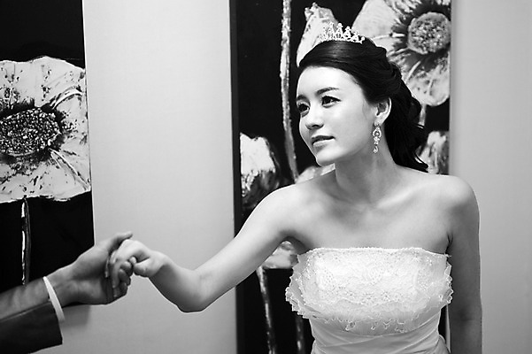 포토 JPG 커플 드레스 여자 남자 신부 웨딩드레스 포즈 결혼 장신구 결혼식 넥타이 흑백 실내 서기 사람 동양인 손짓 이벤트 상반신 20대 성인 두명 앞모습 손잡기 귀걸이 한국인 신랑신부 청년만 성인만 국내포토 잡화 옷 신부_웨딩 뷰포인트 신랑 관계 모션 촬영기법 인종 청년 내부 파일형식