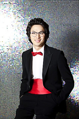 포토 JPG 옷 기념일 남자 포즈 신랑 결혼 나비넥타이 넥타이 실내 한명 서기 미소 웃음 사람 동양인 정장 턱시도 손짓 이벤트 상반신 20대 성인 앞모습 한국인 남성복 신사복 남자만 남자한명만 성인남자만 청년만 청년남자만 청년남자한명만 성인한명만 성인남자한명만 성인만 국내포토 1 잡화 뷰포인트 모션 표정 인종 청년 내부 파일형식