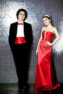 포토 JPG 전신 커플 드레스 옷 원피스 여자 기념일 남자 신부 포즈 신랑 결혼 나비넥타이 실내 서기 사람 동양인 정장 턱시도 손짓 이벤트 20대 성인 두명 앞모습 한국인 여성복 남성복 이브닝드레스 신사복 청년만 성인만 국내포토 뷰포인트 관계 모션 넥타이 인종 청년 내부 파일형식