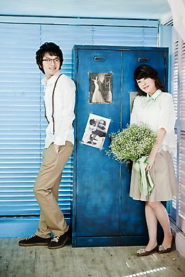 포토 JPG 전신 식물 모자 커플 여자 남자 꽃 신부 꽃다발 포즈 신랑 결혼 실내 선물 서기 미소 웃음 사람 동양인 손짓 20대 성인 두명 한국인 서랍장 커플룩 안개꽃 기념사진 청년만 성인만 국내포토 잡화 옷 가구 관계 모션 표정 인종 이벤트 청년 내부 한해살이풀 파일형식