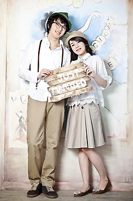 포토 JPG 전신 모자 커플 여자 남자 신부 포즈 신랑 결혼 실내 서기 미소 웃음 사람 동양인 손짓 20대 성인 두명 앞모습 팻말 한국인 표지판 커플룩 청년만 성인만 국내포토 잡화 옷 뷰포인트 관계 모션 프레임 알림판 표정 인종 이벤트 청년 내부 파일형식