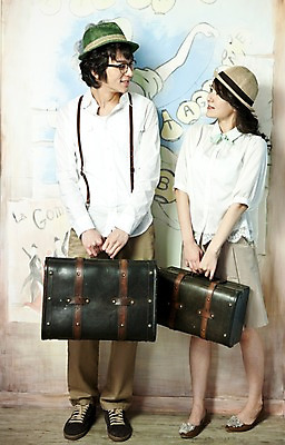 포토 JPG 전신 모자 커플 여자 남자 신부 포즈 신랑 결혼 가방 실내 서기 사람 동양인 손짓 20대 성인 두명 옆모습 마주보기 여행가방 한국인 커플룩 청년만 성인만 국내포토 잡화 옷 뷰포인트 관계 모션 인종 이벤트 청년 내부 파일형식