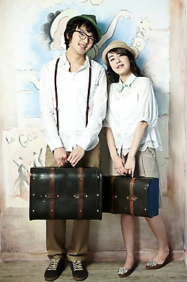 포토 JPG 전신 모자 커플 여자 남자 신부 포즈 신랑 결혼 가방 실내 서기 미소 웃음 사람 동양인 손짓 20대 성인 두명 앞모습 여행가방 한국인 커플룩 청년만 성인만 국내포토 잡화 옷 뷰포인트 관계 모션 표정 인종 이벤트 청년 내부 파일형식