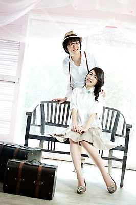 포토 JPG 전신 모자 커플 여자 남자 신부 포즈 신랑 결혼 의자 가방 창문 실내 서기 미소 웃음 사람 앉기 동양인 손짓 20대 성인 두명 앞모습 여행가방 한국인 커튼 커플룩 청년만 성인만 국내포토 잡화 옷 뷰포인트 가구 관계 모션 표정 인종 이벤트 청년 내부 파일형식